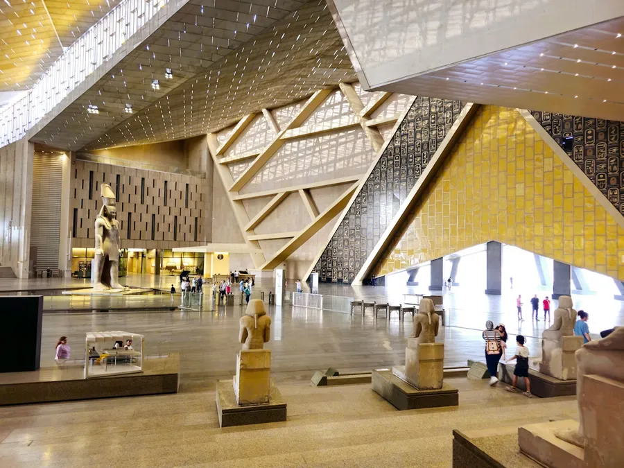 Пирамиды и Гранд Музей на автобусе 3